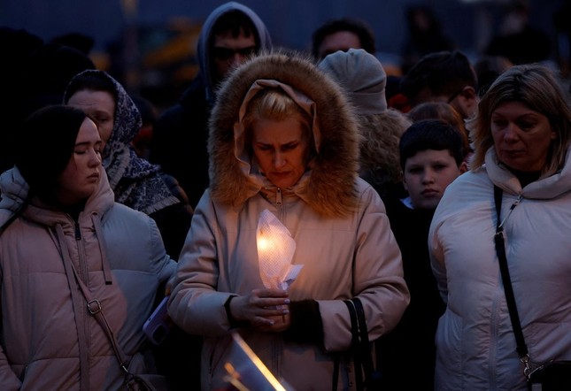 Người Nga đặt hoa tưởng niệm các nạn nhân vụ tấn công khủng bố gần Mátxcơva ảnh 8