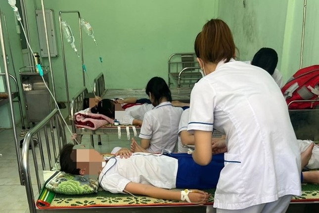 Bỏ đồ chơi vào bình nước uống dùng chung, 23 học sinh ngộ độc ảnh 1