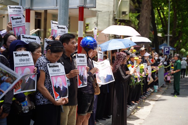 Người dân đứng chờ dọc các tuyến phố tiễn biệt Tổng Bí thư Nguyễn Phú Trọng ảnh 4
