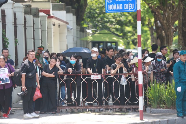 Người dân đứng chờ dọc các tuyến phố tiễn biệt Tổng Bí thư Nguyễn Phú Trọng ảnh 10