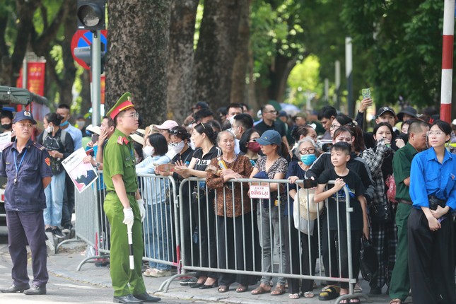 Người dân đứng chờ dọc các tuyến phố tiễn biệt Tổng Bí thư Nguyễn Phú Trọng ảnh 11