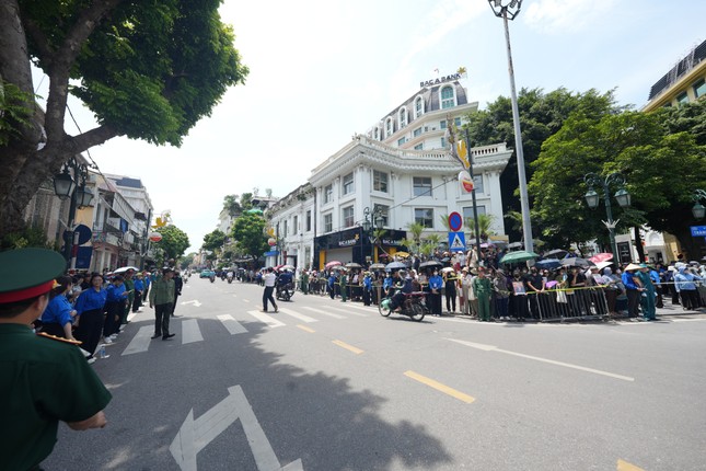 Người dân đứng chờ dọc các tuyến phố tiễn biệt Tổng Bí thư Nguyễn Phú Trọng ảnh 1