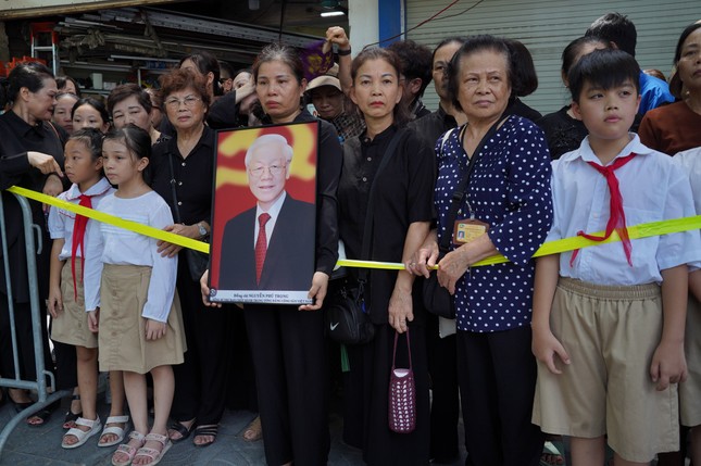 Người dân đứng chờ dọc các tuyến phố tiễn biệt Tổng Bí thư Nguyễn Phú Trọng ảnh 13