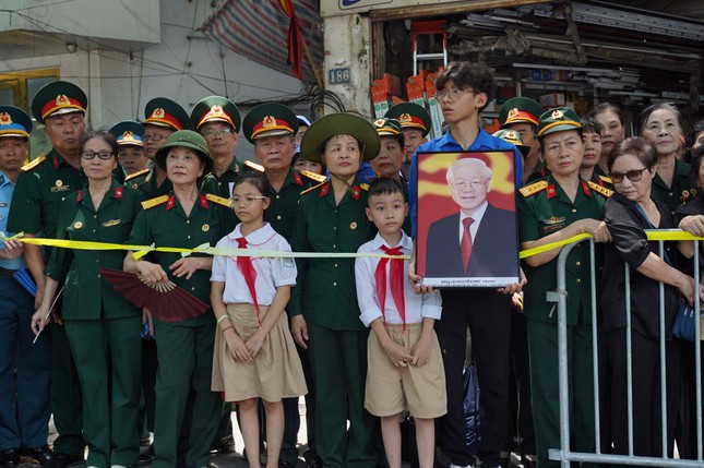 Người dân đứng chờ dọc các tuyến phố tiễn biệt Tổng Bí thư Nguyễn Phú Trọng ảnh 12