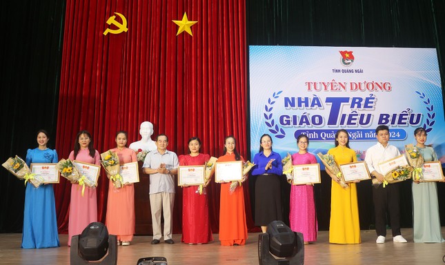 Tỉnh Đoàn Quảng Ngãi tuyên dương những 'người lái đò thầm lặng' ảnh 4