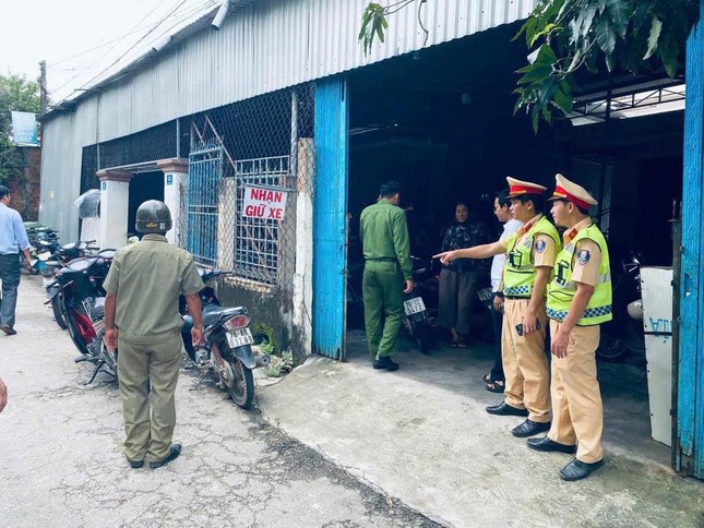 Cảnh sát giao thông bí mật ghi hình học sinh đi xe máy phân khối lớn đến trường ảnh 2