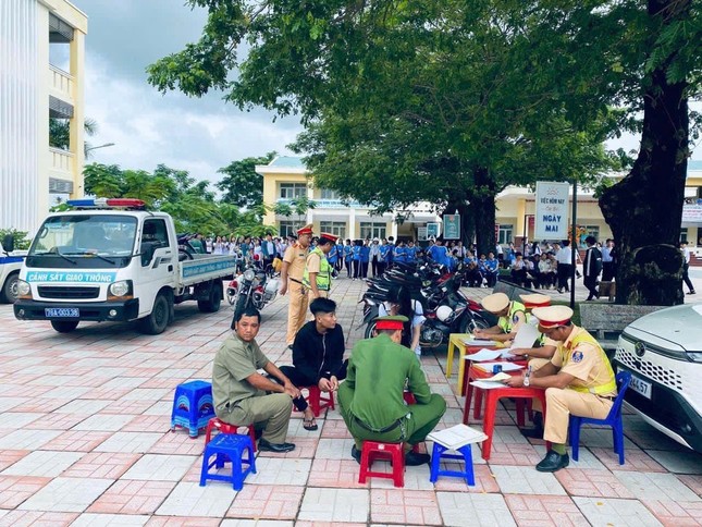 Cảnh sát giao thông bí mật ghi hình học sinh đi xe máy phân khối lớn đến trường ảnh 3