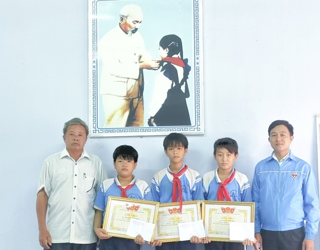 Khen 3 học sinh dũng cảm ở Bình Định cứu người đuối nước ảnh 1