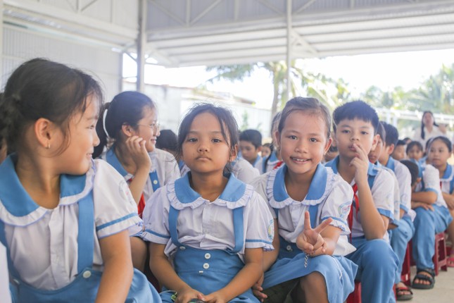 Trung ương Đoàn trao tặng hàng trăm suất học bổng cho học sinh Bình Định ảnh 1