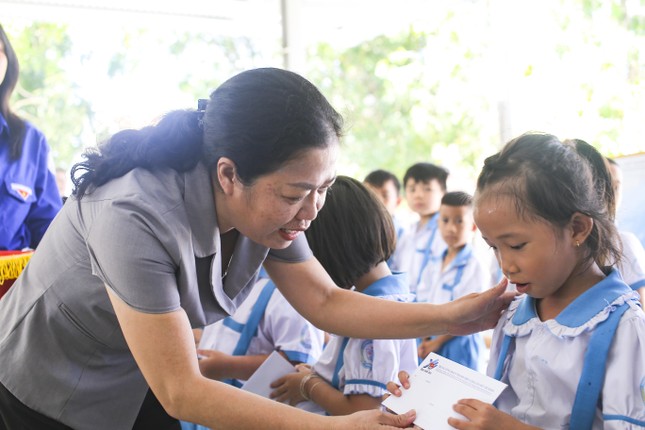 Trung ương Đoàn trao tặng hàng trăm suất học bổng cho học sinh Bình Định ảnh 4