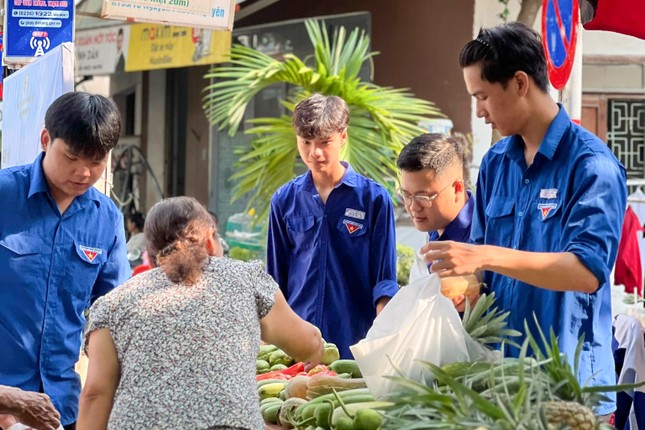 Độc đáo phiên chợ đổi rác lấy thực phẩm sạch ảnh 2