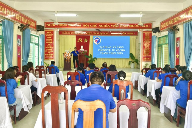 Thanh niên dạy kỹ năng, lắp bảng cảnh báo đuối nước cho trẻ miền núi ảnh 4