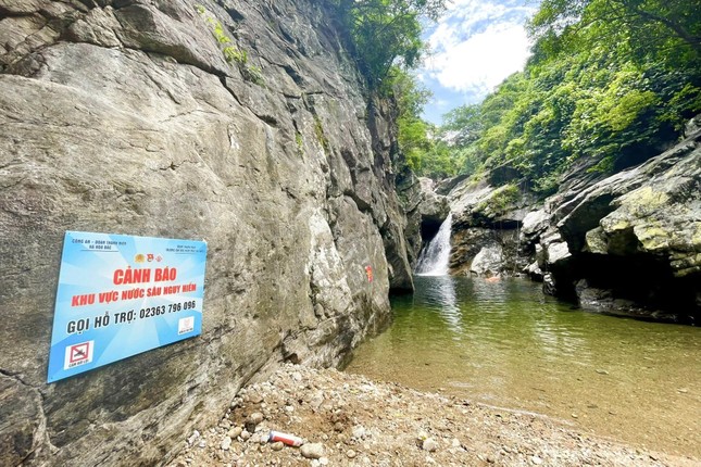 Thanh niên dạy kỹ năng, lắp bảng cảnh báo đuối nước cho trẻ miền núi ảnh 2