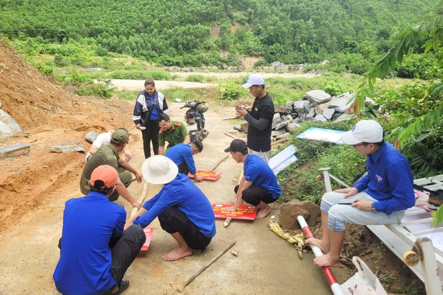 Thanh niên dạy kỹ năng, lắp bảng cảnh báo đuối nước cho trẻ miền núi ảnh 1