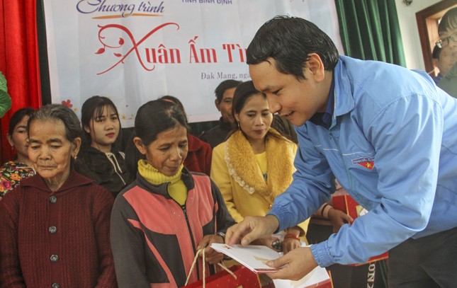 Bình Định: Mang “Xuân yêu thương” đến với người dân xã miền núi khó khăn ảnh 2