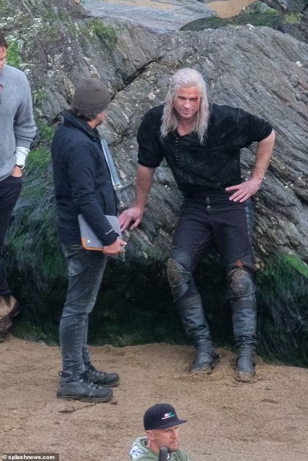 Liam Hemsworth's appearance in "The Witcher" season 4 is identical to Henry Cavill photo 4