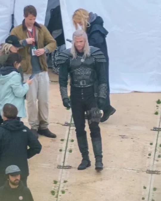 Liam Hemsworth's appearance in "The Witcher" season 4 is identical to Henry Cavill photo 6