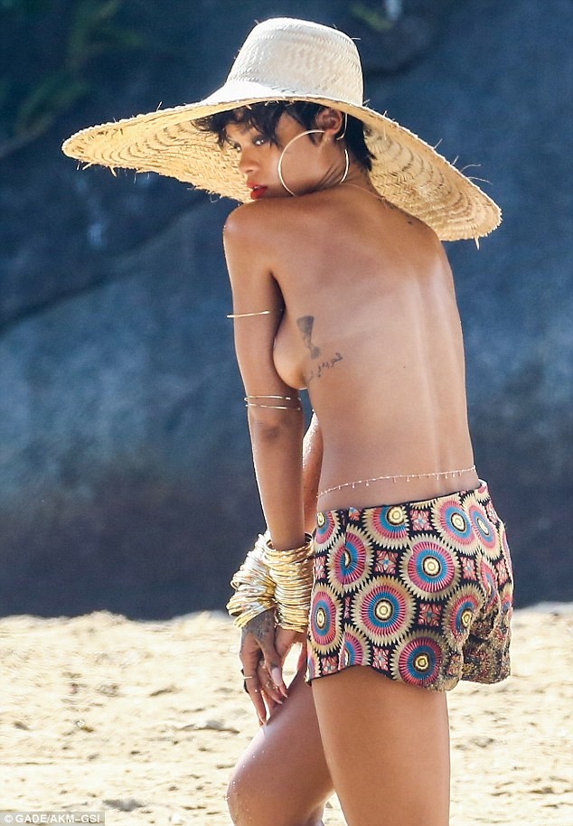 Rihanna calmly 'exposed' her topless breasts on the beach photo 11