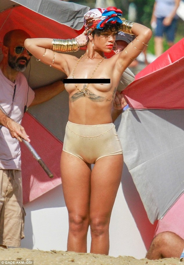 Rihanna calmly 'exposed' her topless breasts on the beach photo 1