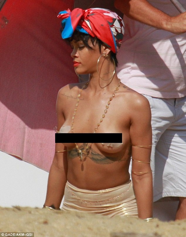 Rihanna calmly 'exposed' her topless breasts on the beach photo 2