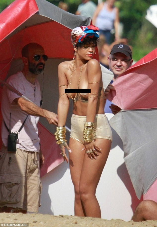 Rihanna calmly 'exposed' her topless breasts on the beach photo 3