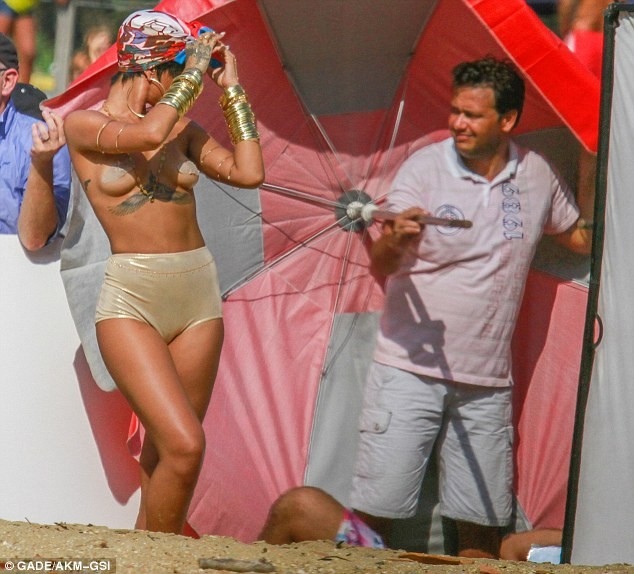 Rihanna calmly 'exposed' her topless breasts on the beach photo 6