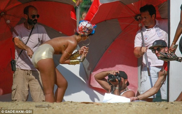 Rihanna calmly 'exposes' her topless breasts on the beach, photo 7