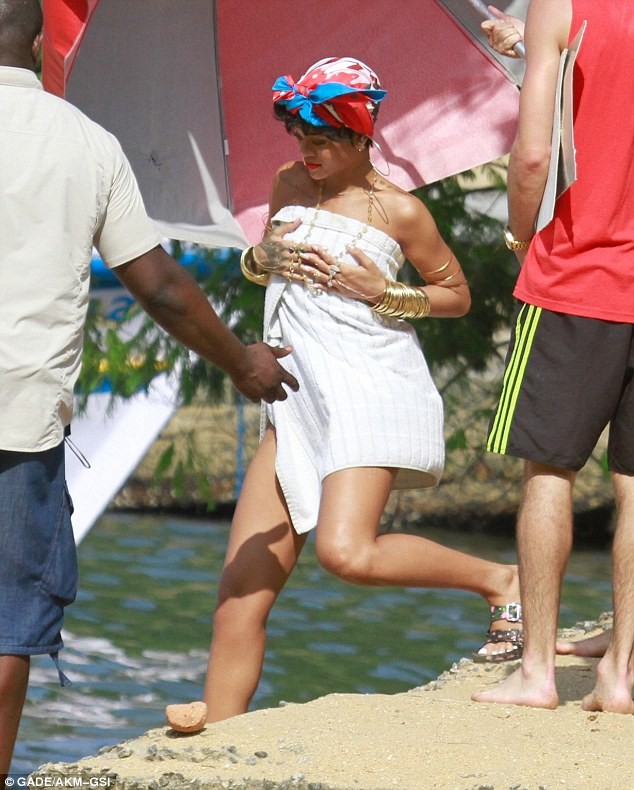 Rihanna calmly 'exposed' her topless breasts on the beach photo 8