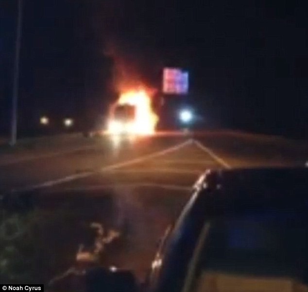 Miley Cyrus' tour car suddenly caught fire, photo 1