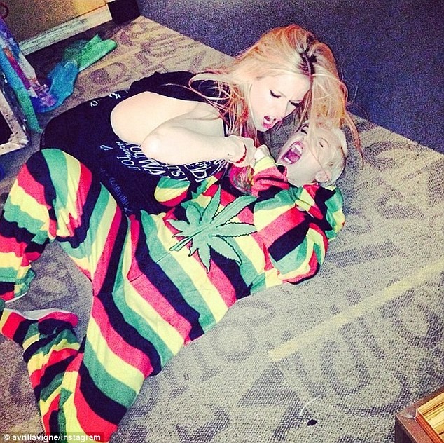 Miley Cyrus's suspected bedroom photo revealed photo 3