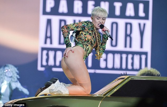 Miley Cyrus denies pregnancy rumors photo 3