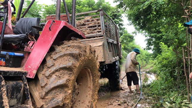 Thay vì xử phạt, chính quyền tổ chức rửa xe cày cho nông dân, ai cũng cảm kích ảnh 4