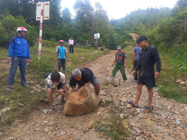 Kon Tum ghi nhận sạt lở, ngập sâu, nứt gãy đường do ảnh hưởng bão ảnh 3