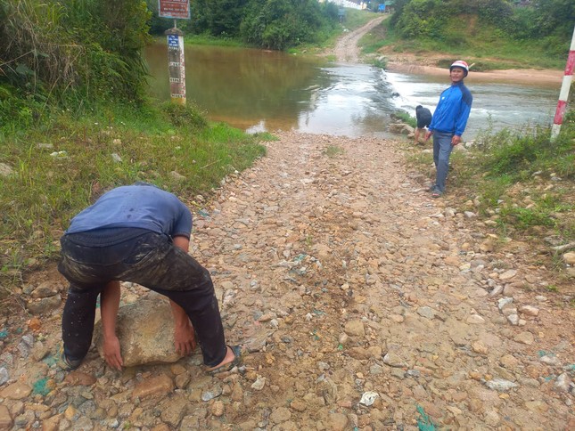 Kon Tum ghi nhận sạt lở, ngập sâu, nứt gãy đường do ảnh hưởng bão ảnh 2