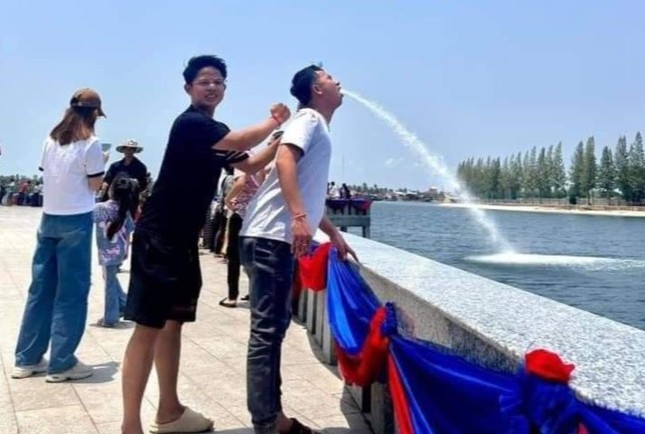 Kiểu tạo dáng 'phát ra tiếng cười' ở đài phun nước có 1-0-2 ảnh 4
