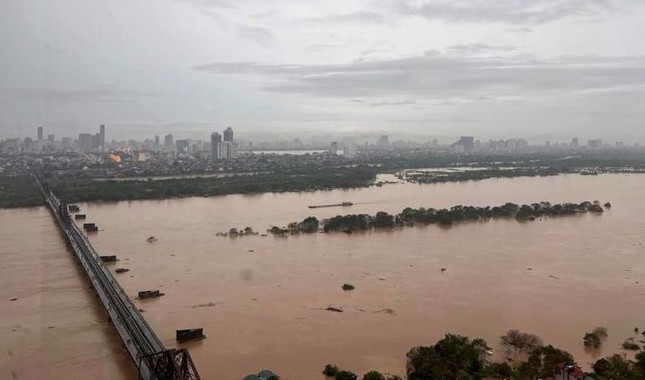  Lũ trên sông Hồng tại Hà Nội đang lên rất nhanh ảnh 1