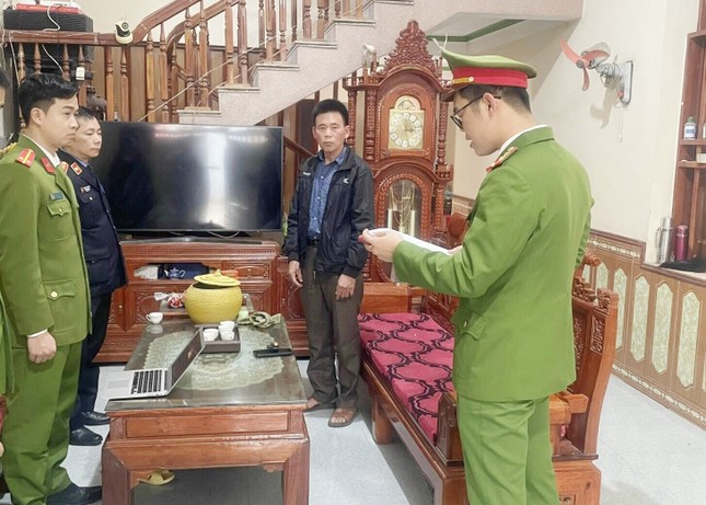 Khởi tố trưởng thôn bán đất trái thẩm quyền ảnh 1