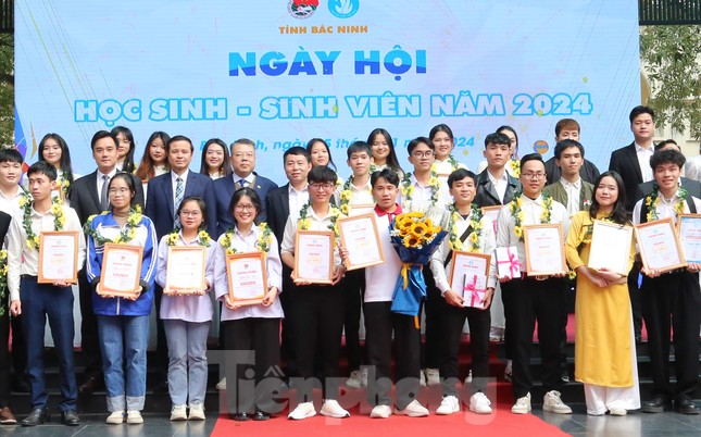 Bắc Ninh tuyên dương Sinh viên 5 tốt và Học sinh 3 rèn luyện ảnh 2