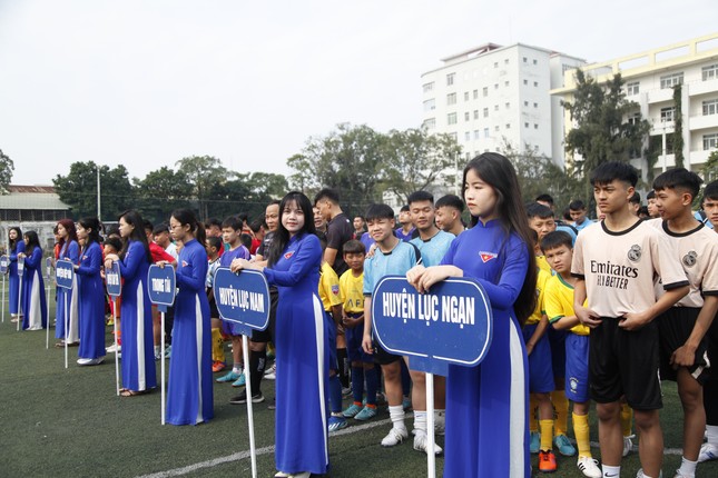 20 đội tham dự giải bóng đá học sinh của Tỉnh Đoàn Bắc Giang ảnh 1