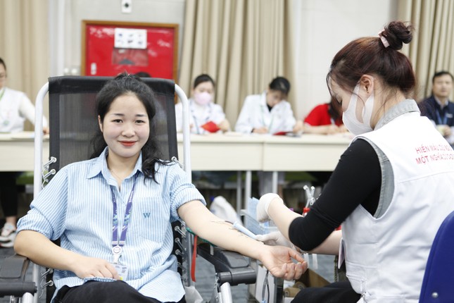 Chung dòng máu Việt tại Chủ Nhật Đỏ ở Công ty Samsung Việt Nam ảnh 9
