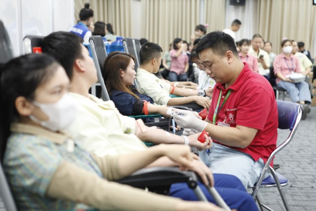 Chung dòng máu Việt tại Chủ Nhật Đỏ ở Công ty Samsung Việt Nam ảnh 10