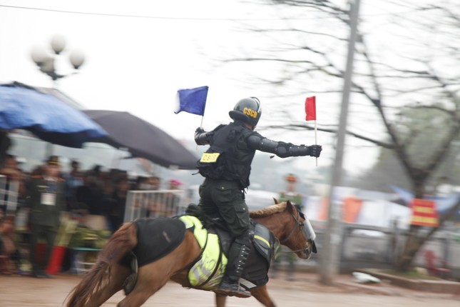 Cảnh sát cơ động kỵ binh rạp mình trên lưng ngựa, ngắm bắn súng AK ảnh 3