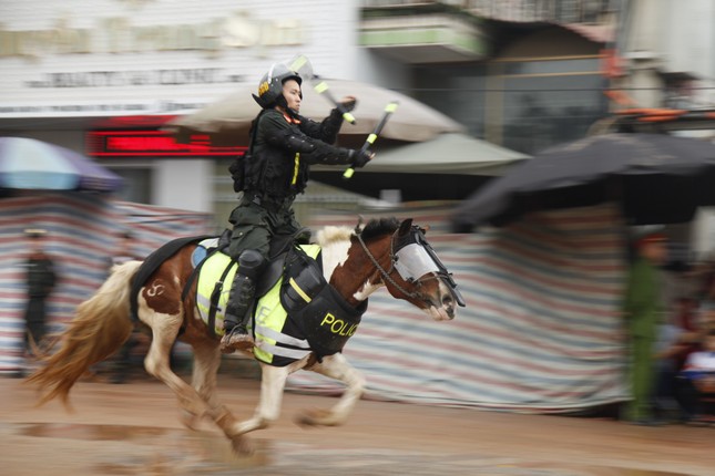 Cảnh sát cơ động kỵ binh rạp mình trên lưng ngựa, ngắm bắn súng AK ảnh 5