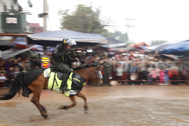 Cảnh sát cơ động kỵ binh rạp mình trên lưng ngựa, ngắm bắn súng AK ảnh 7
