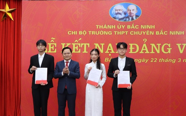 3 học sinh THPT ở Bắc Ninh được kết nạp Đảng ảnh 1