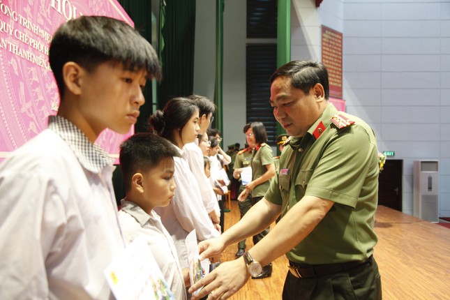 Tuổi trẻ công an Bắc Giang nhận đỡ đầu 30 học sinh khó khăn ảnh 1