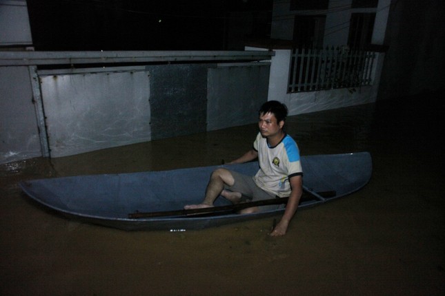 Nóng: Lũ tràn qua đê bối Bắc Giang, khẩn cấp sơ tán 500 hộ dân trong đêm ảnh 3