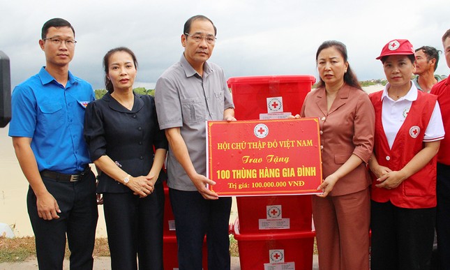 'Áo xanh' Bắc Giang tiếp sức người dân vùng lũ ảnh 5