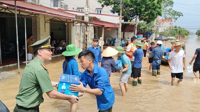 'Áo xanh' Bắc Giang tiếp sức người dân vùng lũ ảnh 2