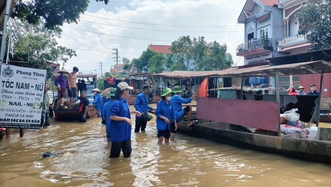 'Áo xanh' Bắc Giang tiếp sức người dân vùng lũ ảnh 4